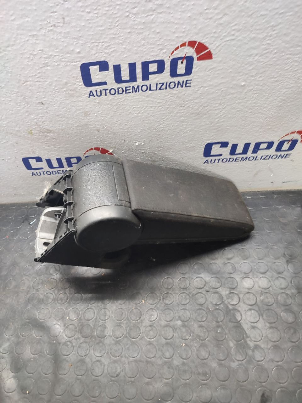Bracciolo anteriore Volkswagen New Beetle ( 16ae ) cod 5c58642073 ( 2017 )