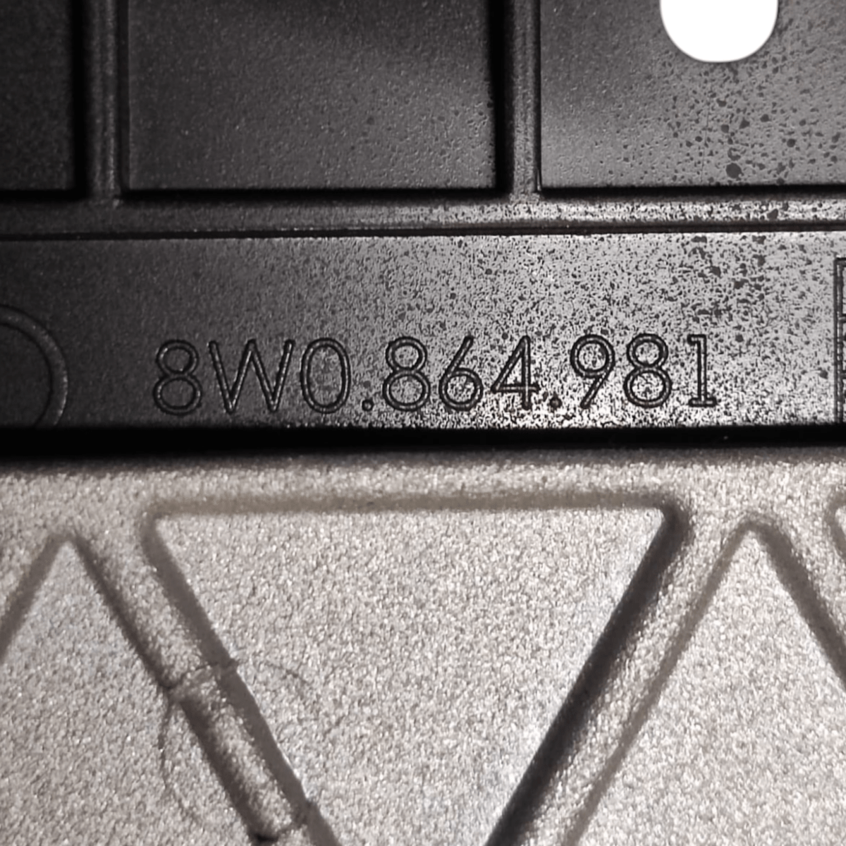 Bracciolo + tunnel centrale audi a4 b9 (sw) cod: 8w0864981 (2015-2024)