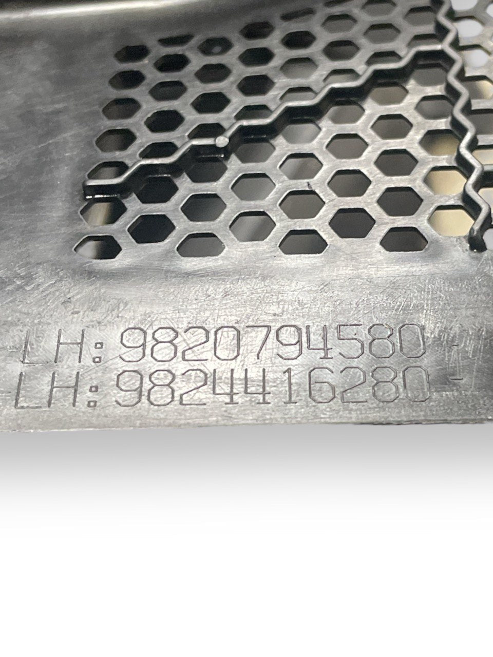 Gocciolatoio Parabrezza Anteriore Peugeot 2008 II cod:9820794580 (2019 > )