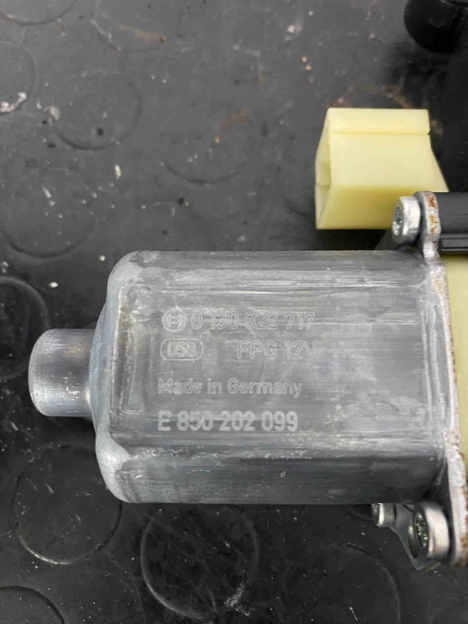 Motorino Alzacristallo Anteriore Sinistro Seat Leon (2017) cod: E850202099