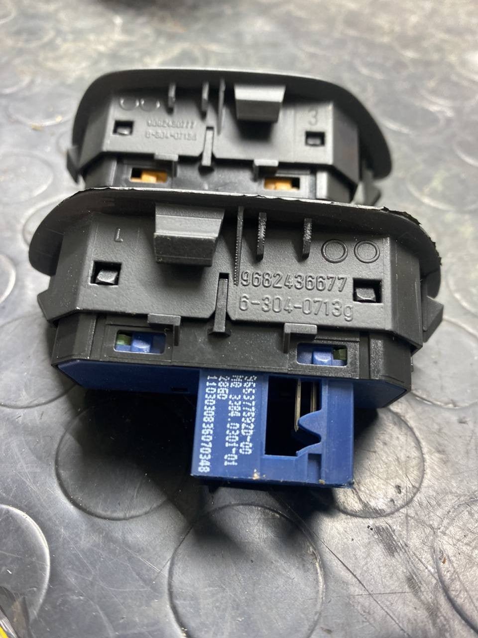 Pulsanti interruttori interni Citroeen c5 cod:9682436777 63040713d 63040713g 9682436677
