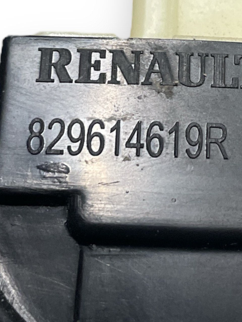 Pulsantiera Alzavetro anteriore Destra Renault captur cod:829614619R (2013-2019)