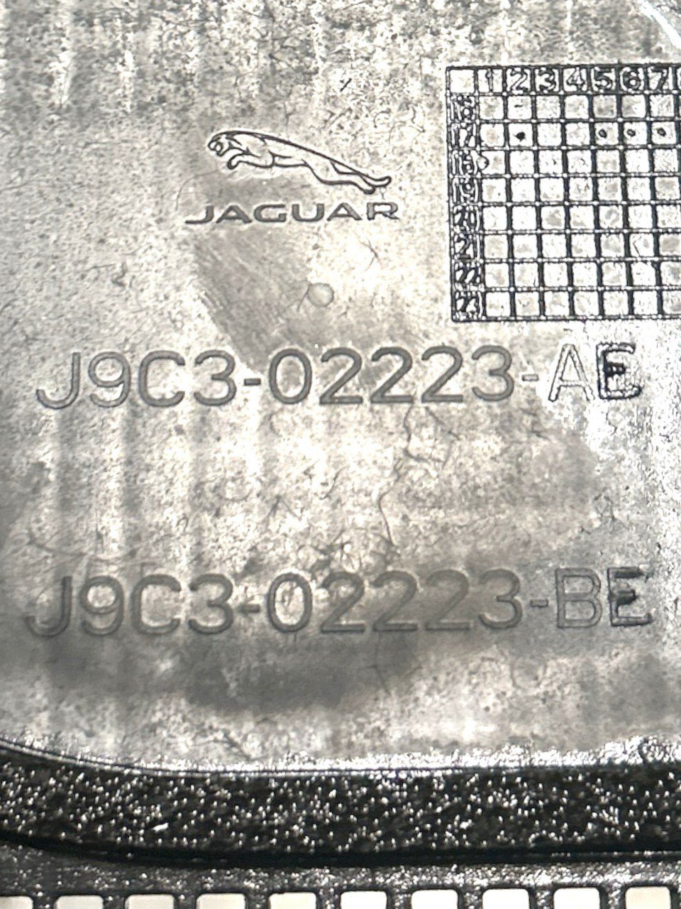 Rivestimento / Griglia Tergicristallo Jaguar E - Pace 2.0 Diesel (2017 > ) cod.J9C3-02223-BE