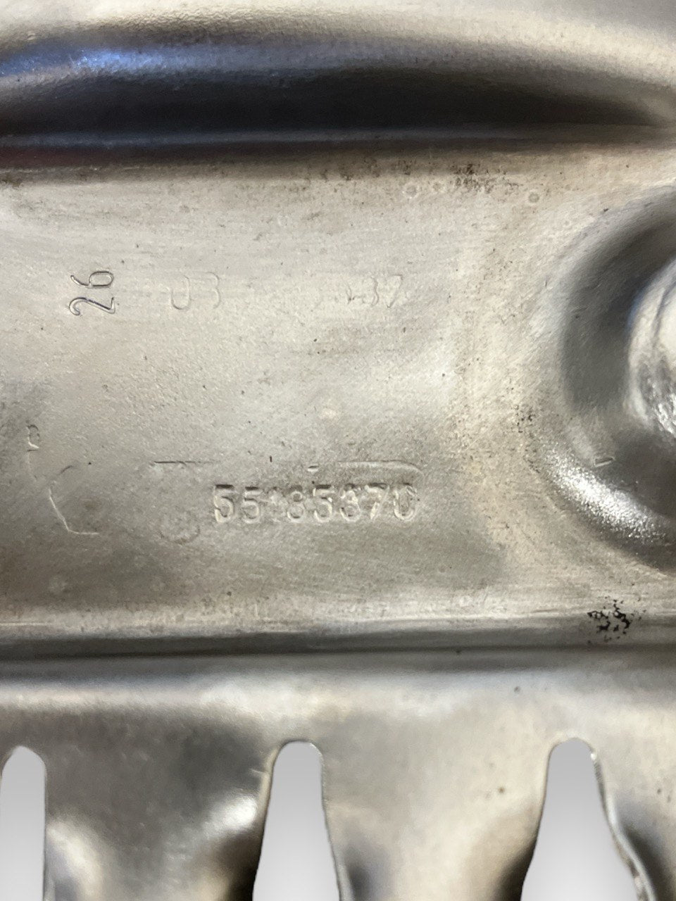 Spartiolio Coppa Olio Motore Opel Corsa D / Fiat Grande Punto / Fiat Panda 169 / Opel Corsa C / Fiat Punto Evo 199 / Fiat Doblo' / Fiat Fiorino / Alfa Romeo Mito / Fiat 500 1.3 Diesel (2006 al 2014) cod: 55185370