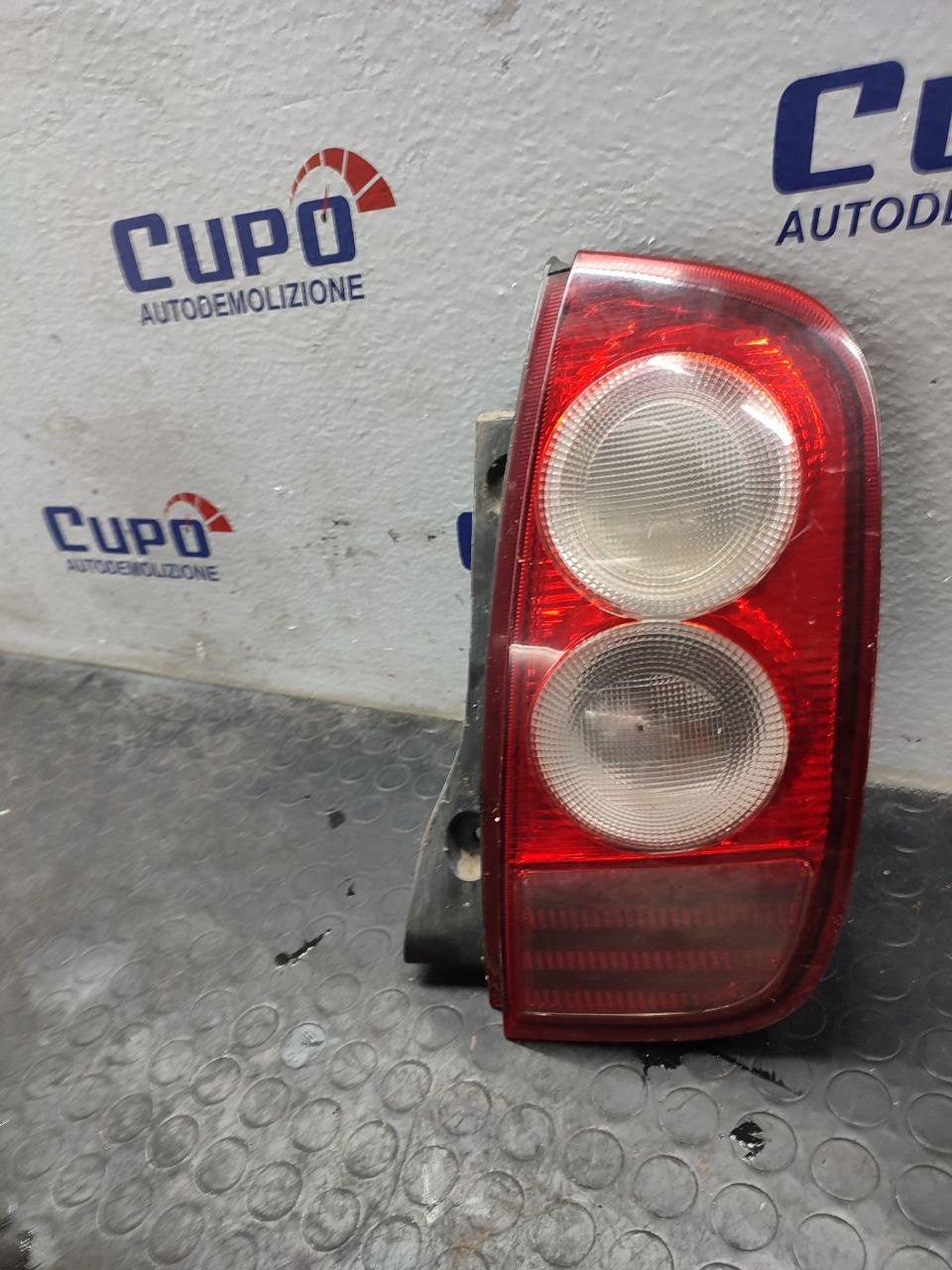 Stop posteriore destro Nissan Micra ( k12 - 2004 )