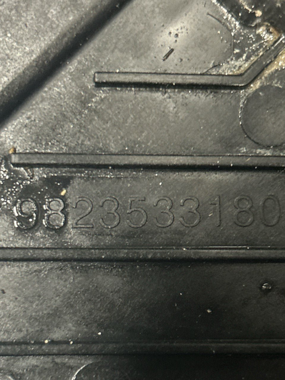Alloggio / Supporto Batteria Peugeot 208 1.2 Benzina (2019 > ) cod.9823533180