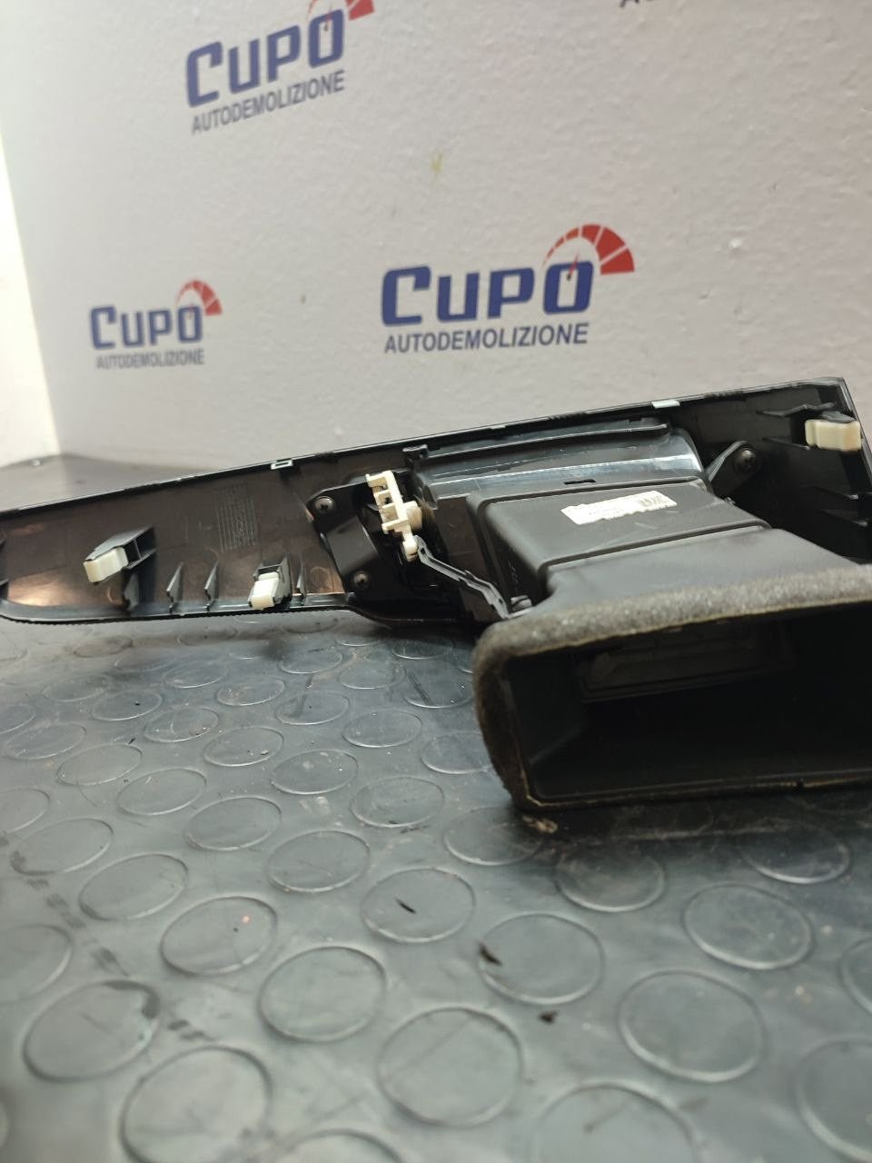 Bocchetta aria centrale lato destro KIA VENGA 1.4 cod: 94775-1p000