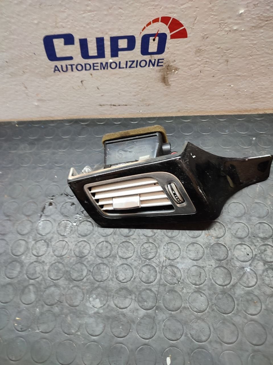 Bocchetta aria lato sinistro Mercedes CLS ( w218 ) cod a2188300954 - BIBA-RICAMBI