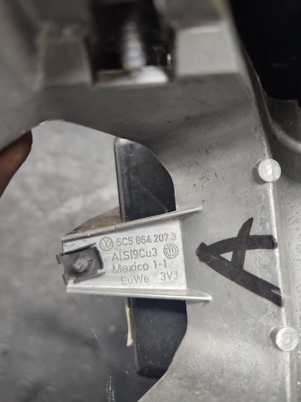 Bracciolo anteriore Volkswagen New Beetle ( 16ae ) cod 5c58642073 ( 2017 )