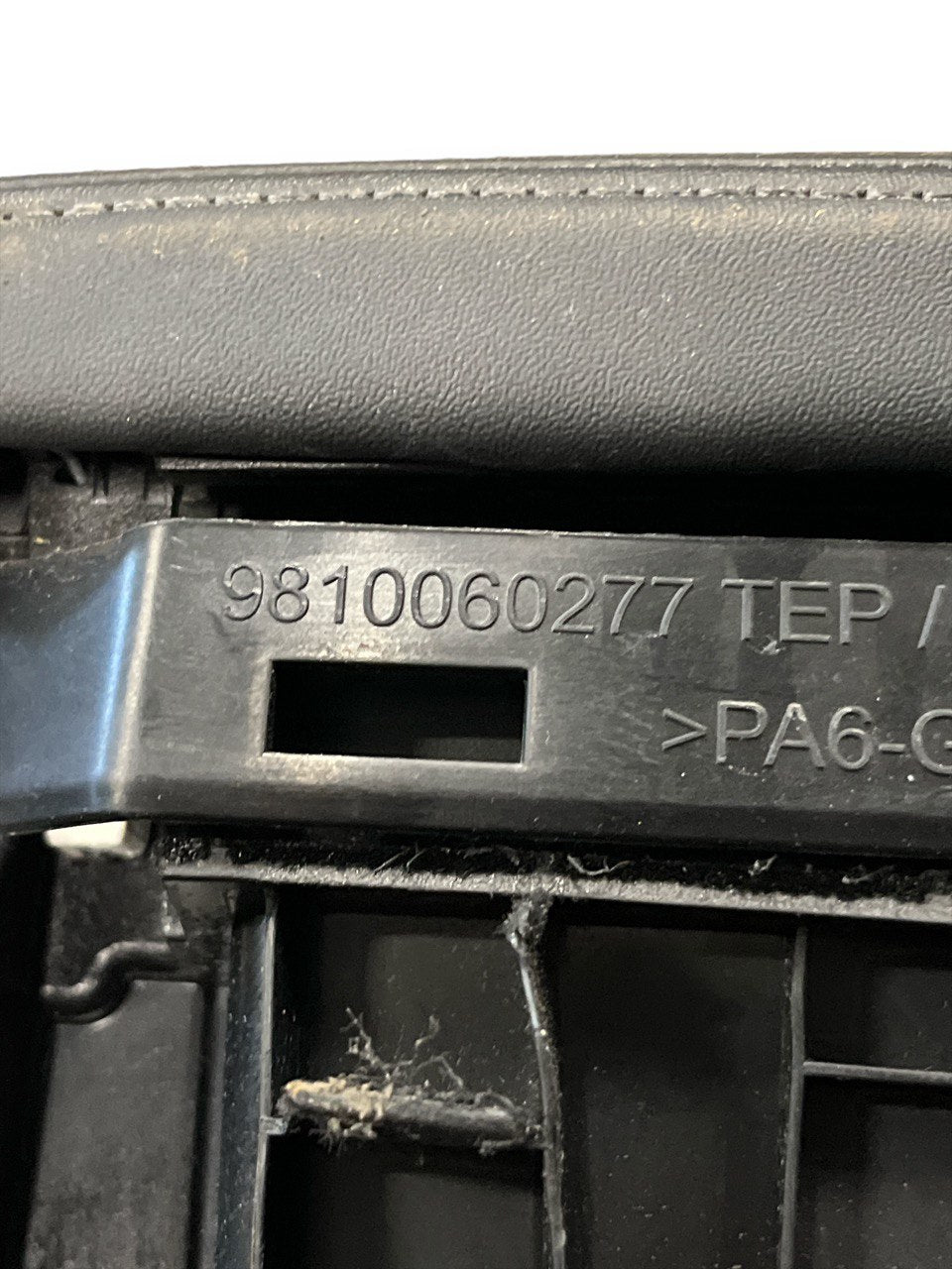 Bracciolo centrale Peugeot 2008 ( 2019> ) cod.9810060277