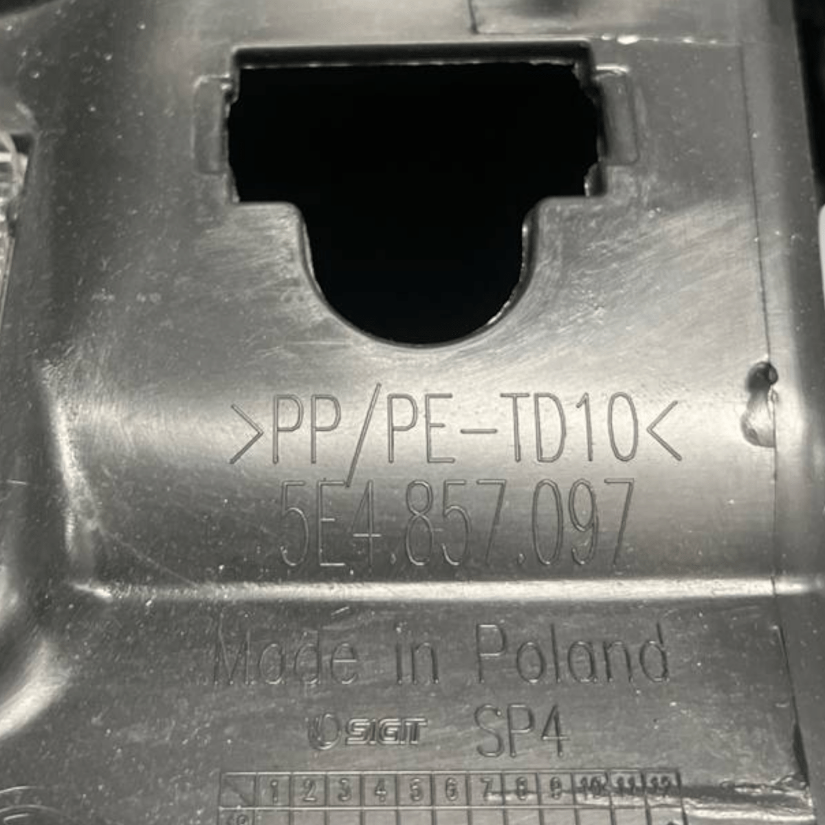 Cassetto / Vano Portaoggetti Skoda Octavia IV (2019 al 2023) cod: 5E4857097