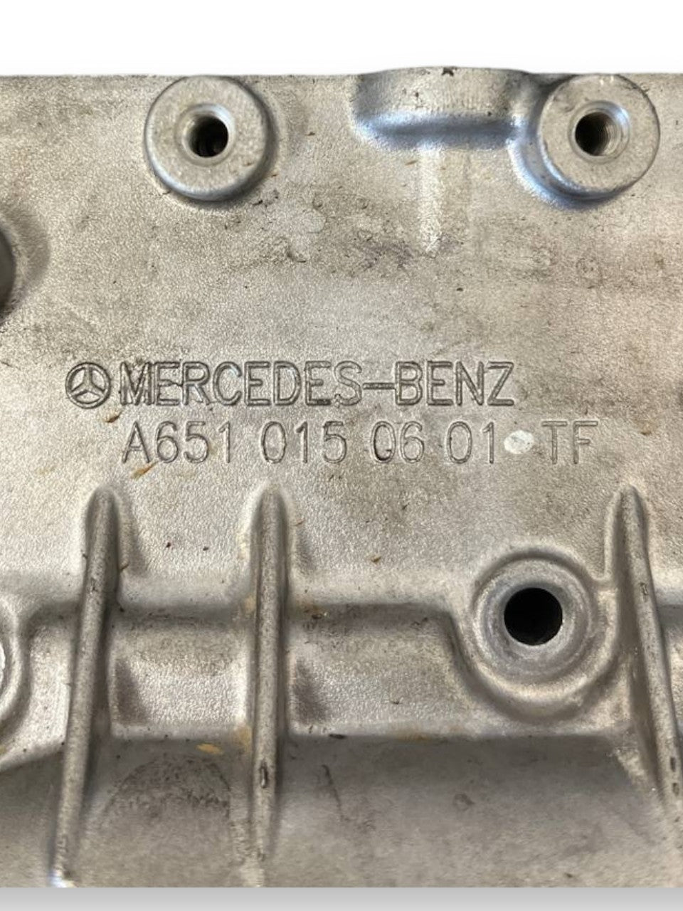 Coperchio laterale Testata Motore Mercedes - Benz Classe C W205 / Mercedes - Benz Classe A W176 / Mercedes - Benz Classe E W212 / Mercedes - Benz Classe B W246 / Mercedes - Benz Gla 2.2 Diesel (2014 al 2021) cod: A6510150601
