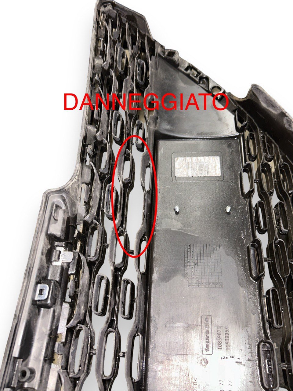 Griglia Porta Targa / Paraurti Nero Peugeot 208 I (2012 > 2019) cod.9672794377