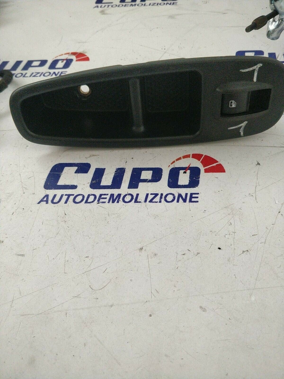 Interruttore Pulsante Alzavetro Anteriore Dx Fiat 500L 735600120 - 7355897380 - BIBA-RICAMBI