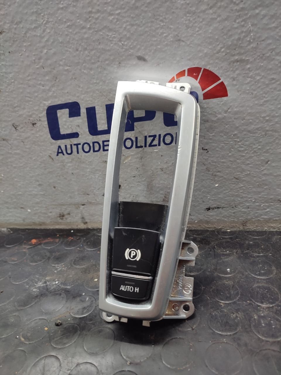Interruttore pulsante freno di stazionamento Bmw serie 5 ( F10 / F11 - 2015 ) cod 9355233-01