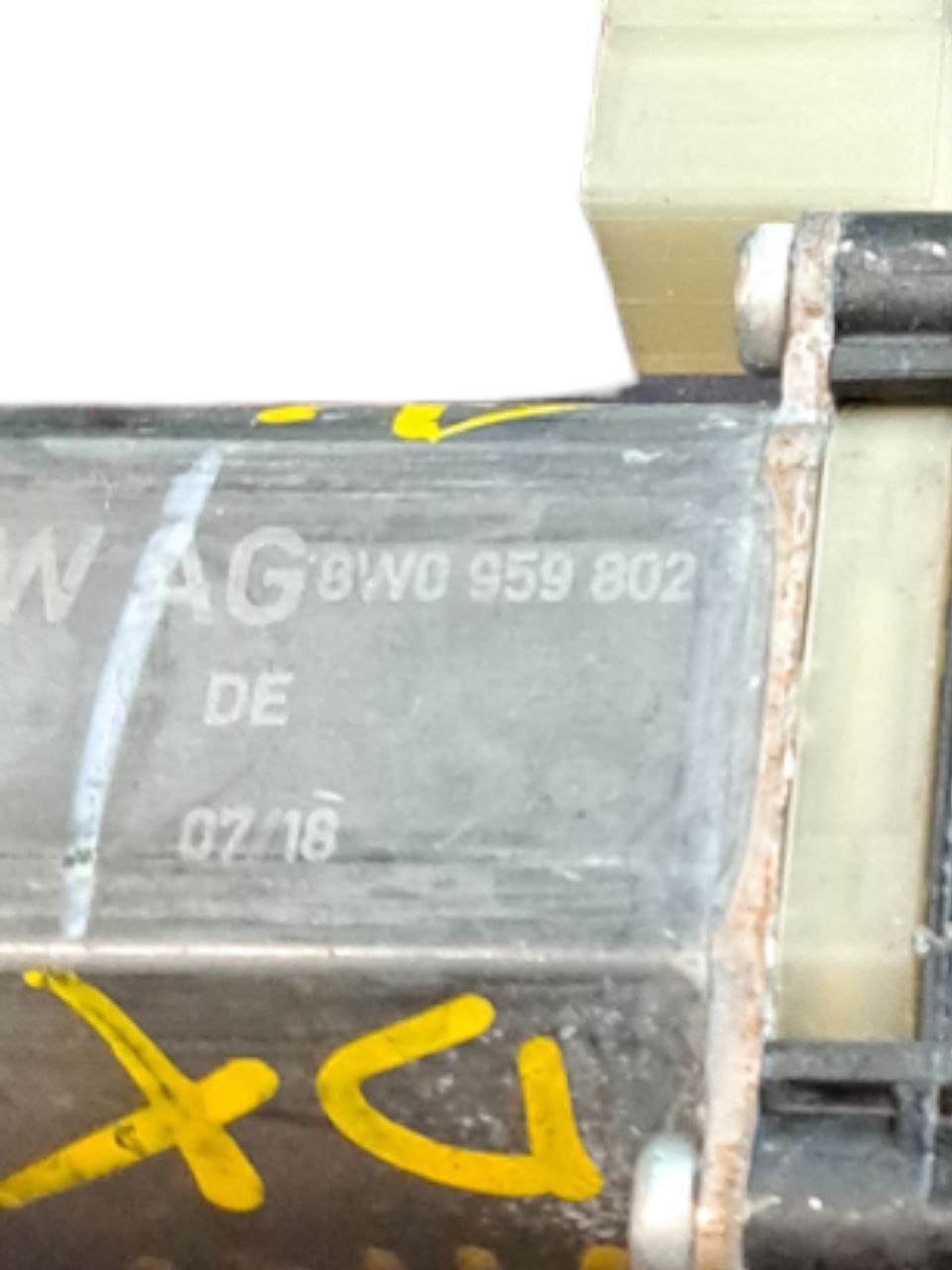 Motorino alzavetro anteriore destro (Dx) Audi A4 B9 / Passat / Leon(2018) COD:8W0959802