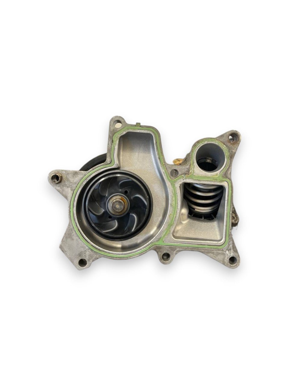 Pompa Acqua + Termostato Bmw Serie 1 E87 / Bmw Serie 3 E90 / Bmw Serie 5 E60 2.0 Diesel (2004 al 2012) cod: 779764005
