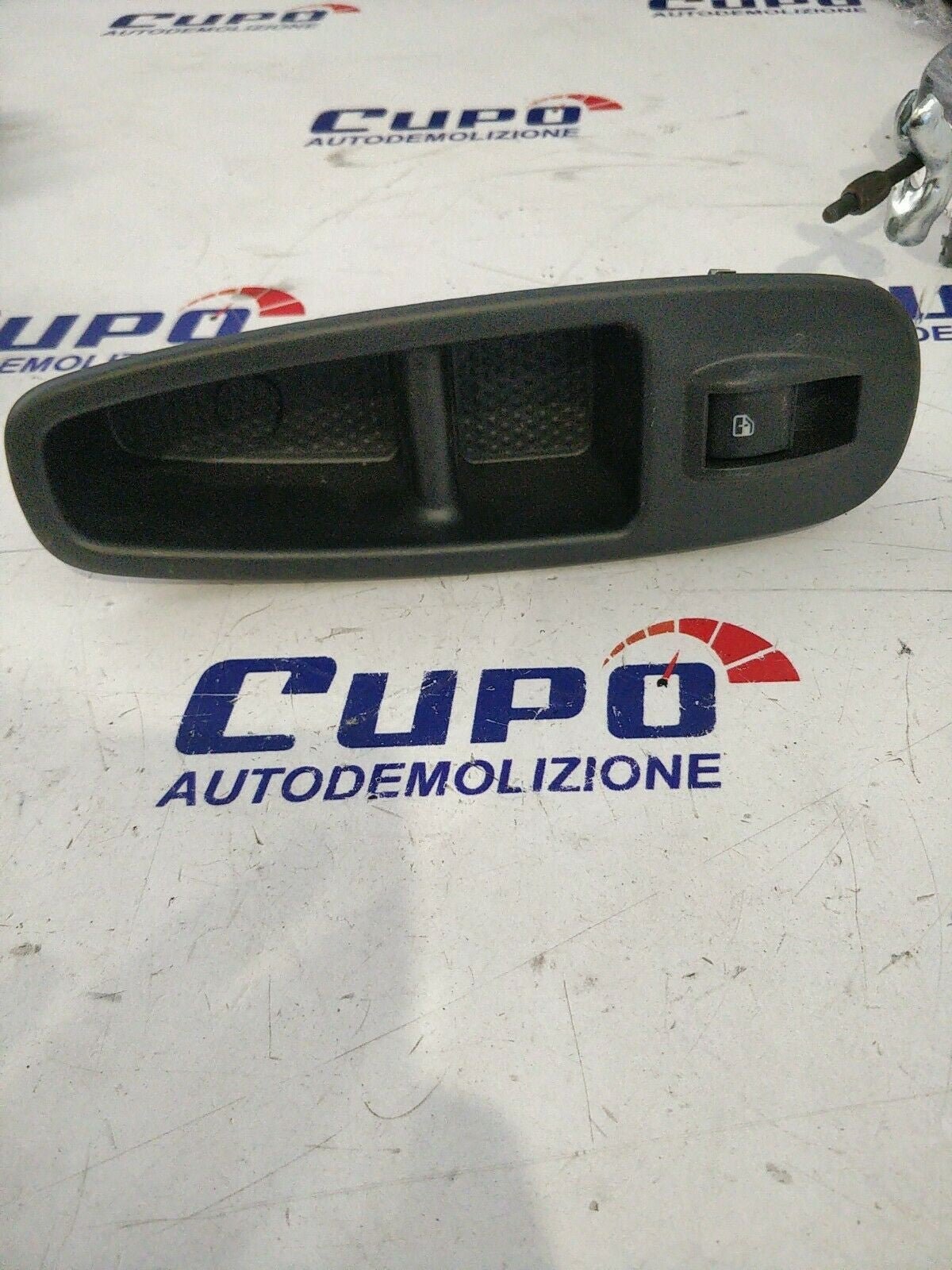 Pulsante Interrutore Alzavetro Anteriore Destro Dx Fiat 500L 7356631960 - BIBA-RICAMBI