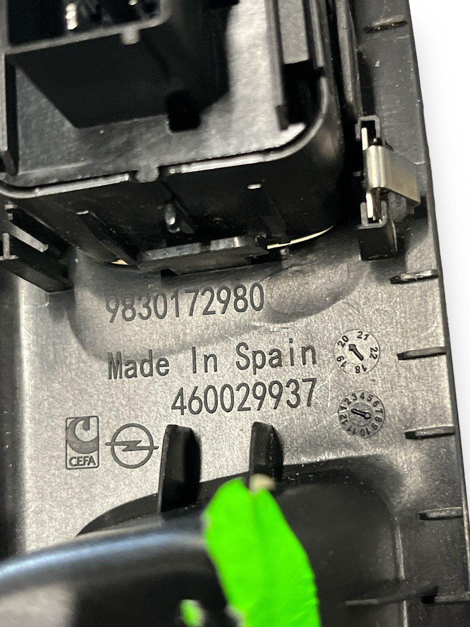Pulsantiera alzavetro anteriore sinistra Opel Corsa F (2019>) cod.9830172980