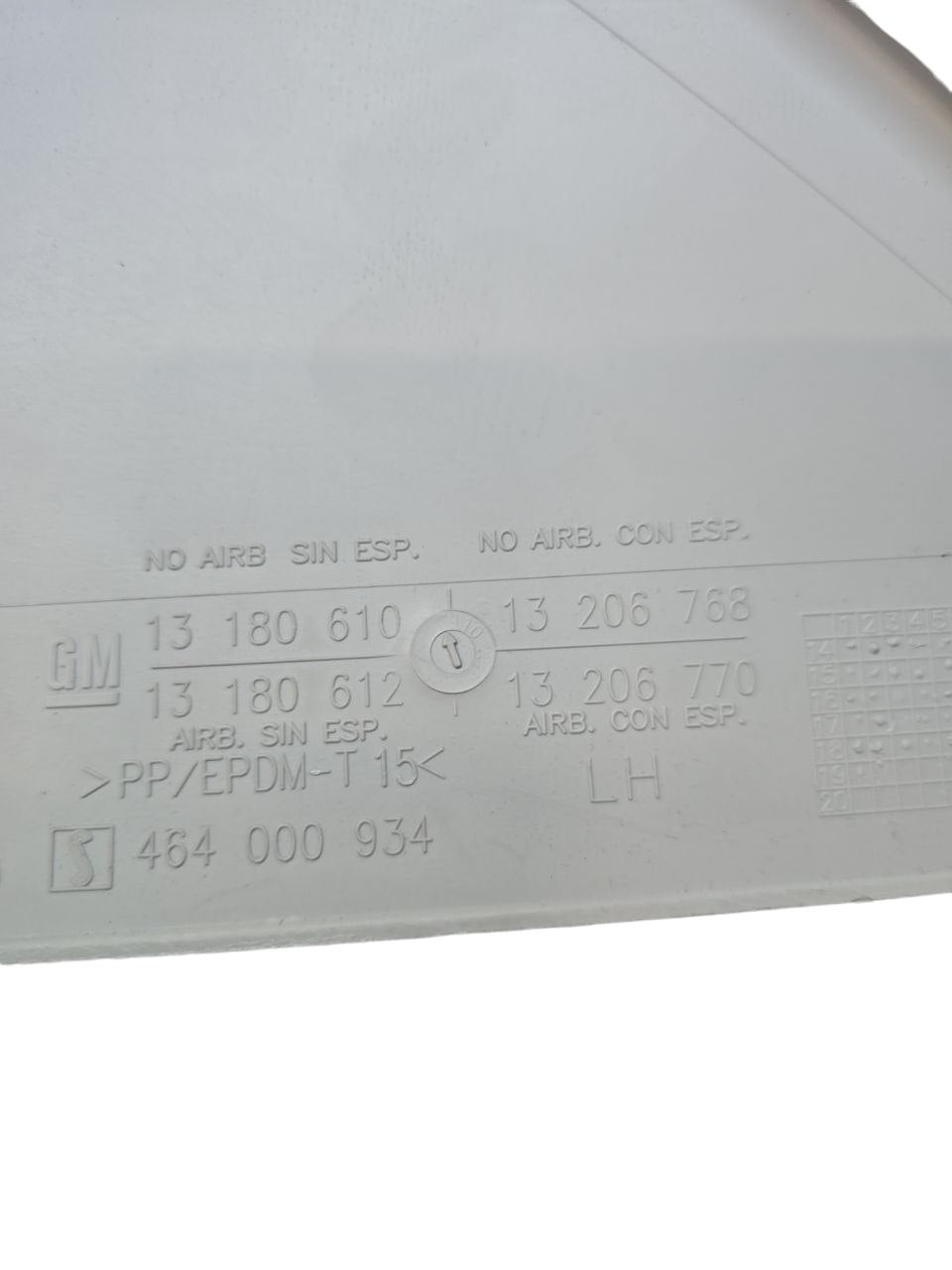 Rivestimento / Modanatura Piantone Sinistra Opel Corsa E ( 2014 - 2019 ) Cod : 13180610