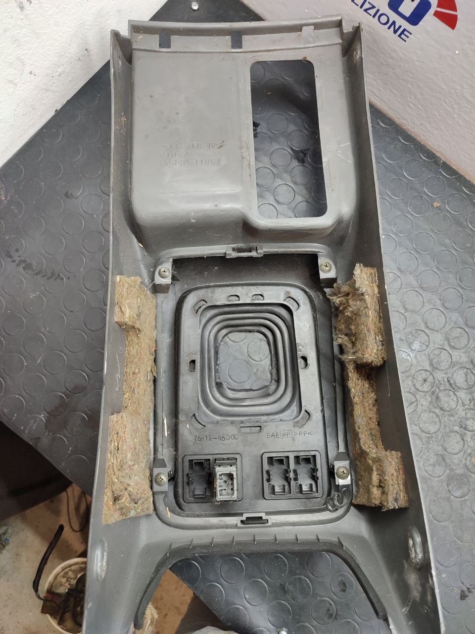 Rivestimento Tunnel Centrale SUZUKI GRAND VITARA 2.0 D cod: 75811-65d00 / 75812-65d00