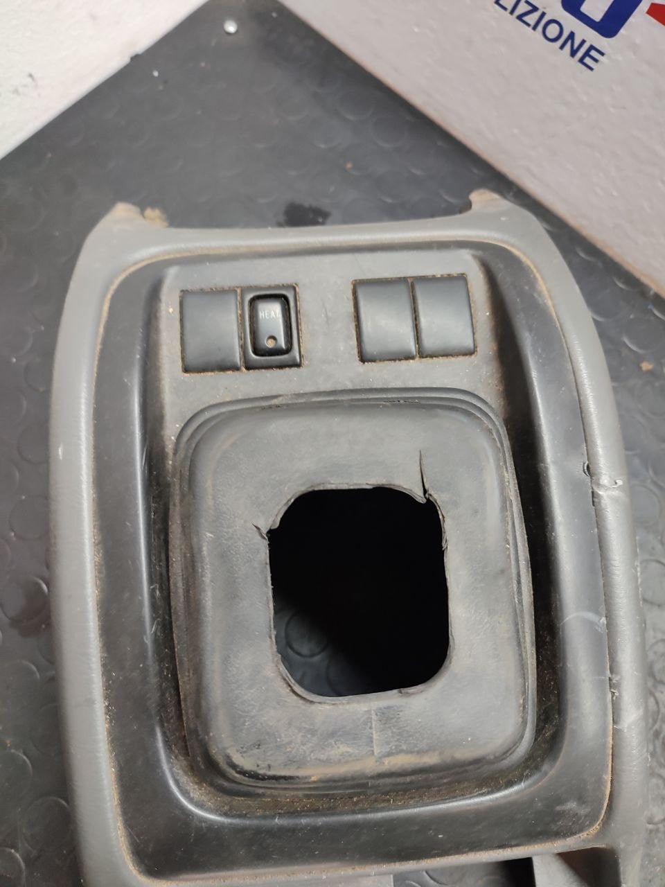 Rivestimento Tunnel Centrale SUZUKI GRAND VITARA 2.0 D cod: 75811-65d00 / 75812-65d00