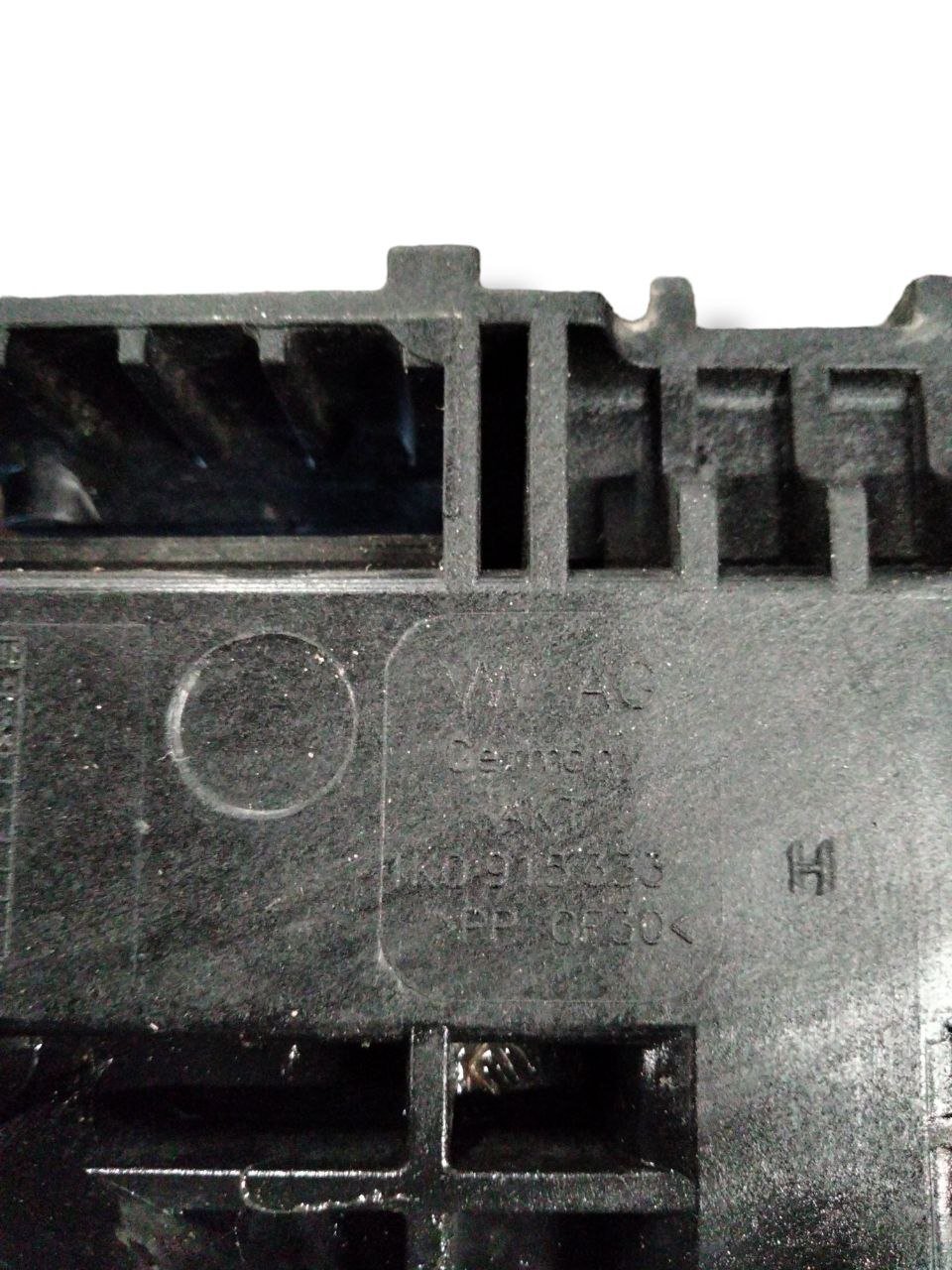 Scatola / Alloggio Supporto Batteria Volkswagen Golf V (2004-2008) cod.1K0915333