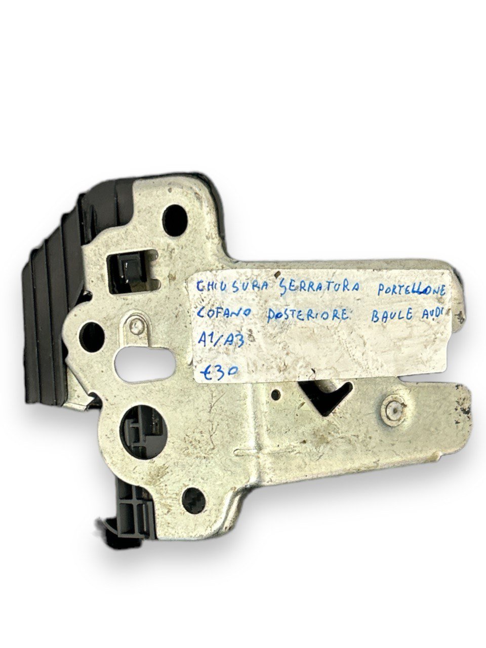Serratura / Chiusura Portellone / Cofano / Baule / Bagagliaio Posteriore A4 (Audi A1 (8X1) / Audi A3 / Audi A6 (C7) / Audi A4 (8K5) / Audi A4 (B8) / Audi AK2) / Audi A5 (8TA) / Audi Q3 (2010 al 2017) cod.8K9827505A