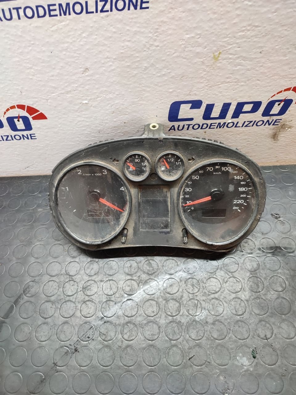 Tachimetro / Contachilometri Audi A2 1.4 tdi cod 8z0920900