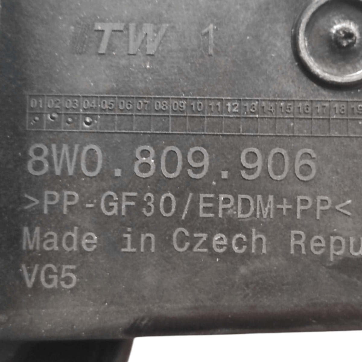 Tappo / sportello serbatoio audi a4 b9 cod: 8w0809906 (2015-2024)